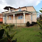 Spacious With Parking&garden Marčana