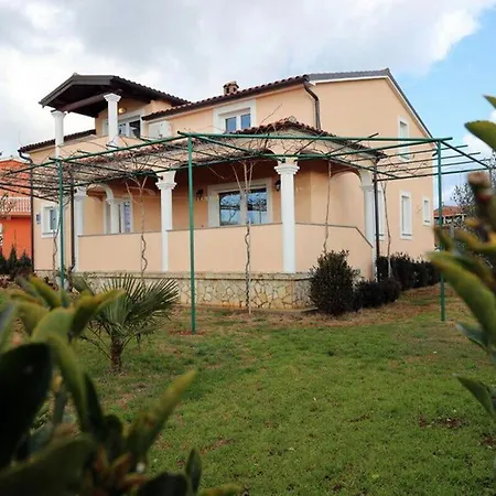 Spacious With Parking&garden Marčana