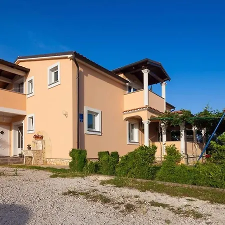 Spacious With Parking&garden Appartement Marčana