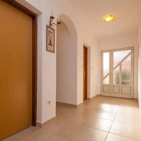 Spacious With Parking&garden *