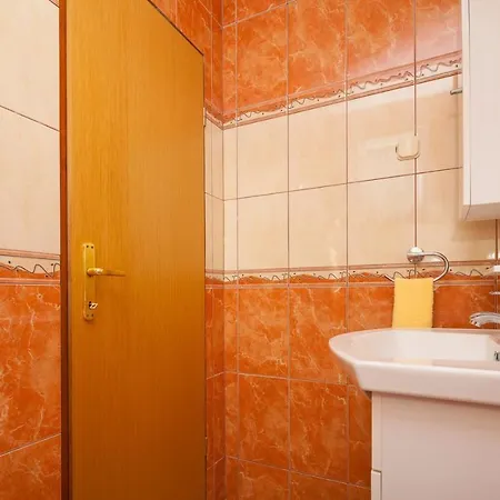 Spacious With Parking&garden