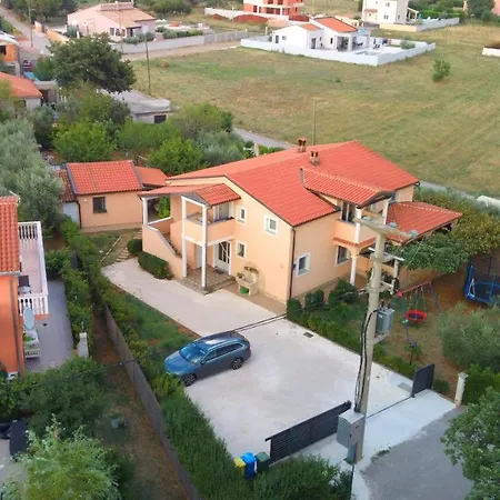 Spacious With Parking&garden
