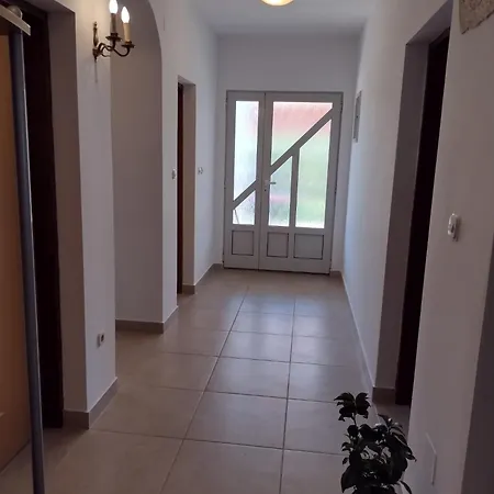 Spacious With Parking&garden Appartement Marčana