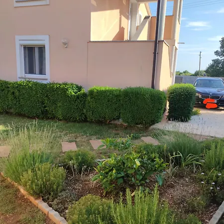 Spacious With Parking&garden Marčana