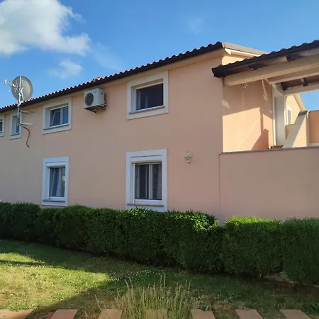 Apartment Spacious With Parking&garden