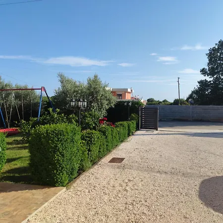 Spacious With Parking&garden Appartement Marčana