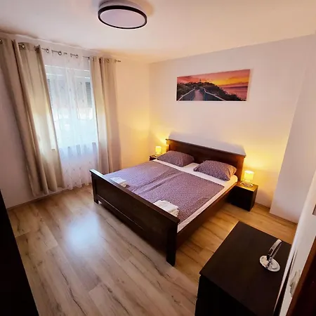 Spacious With Parking&garden Apartment Marcana