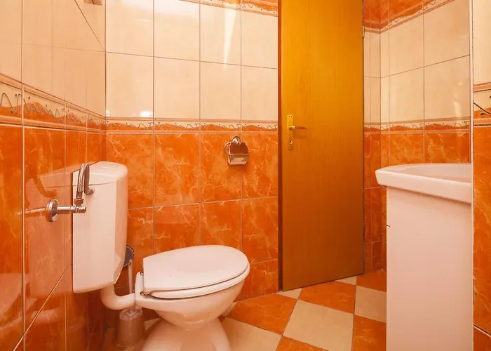 Spacious With Parking&garden Apartment Marcana