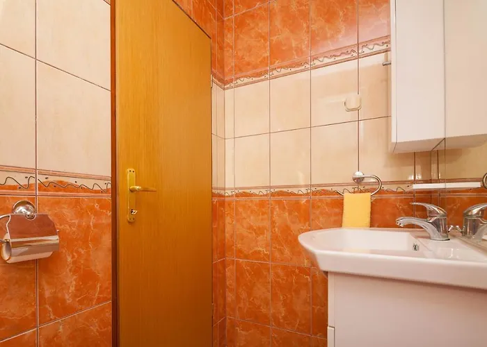 Spacious With Parking&garden