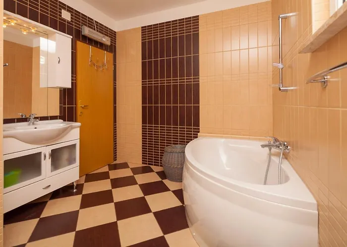 Spacious With Parking&garden Apartament Marčana