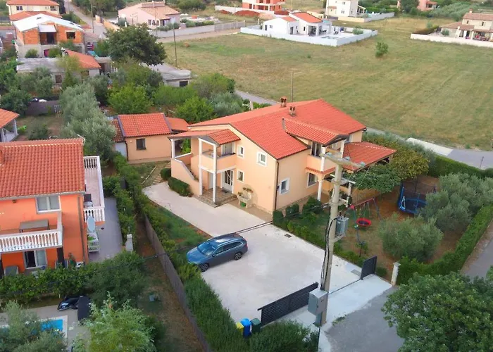 Spacious With Parking&garden