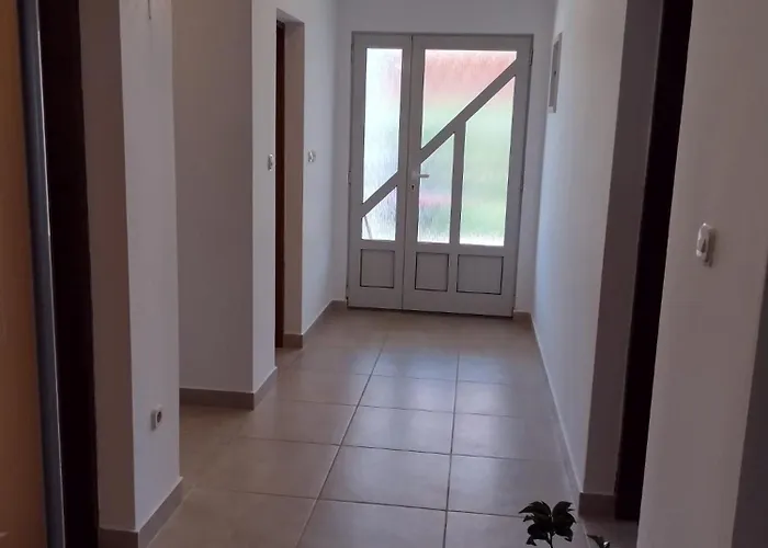 Spacious With Parking&garden Apartment Marcana
