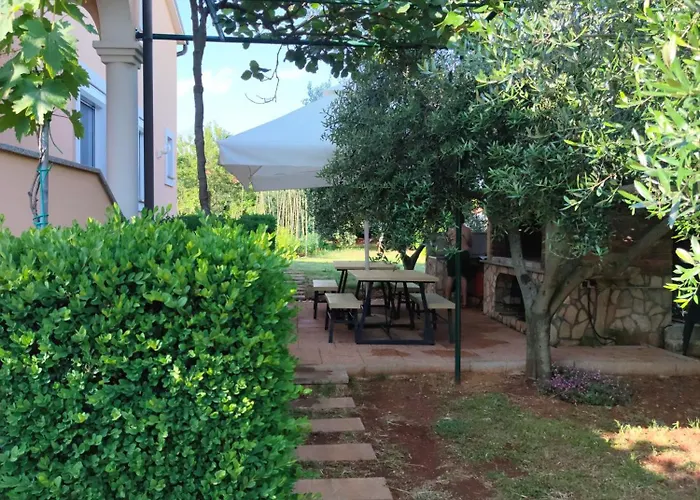 Spacious With Parking&garden Apartment