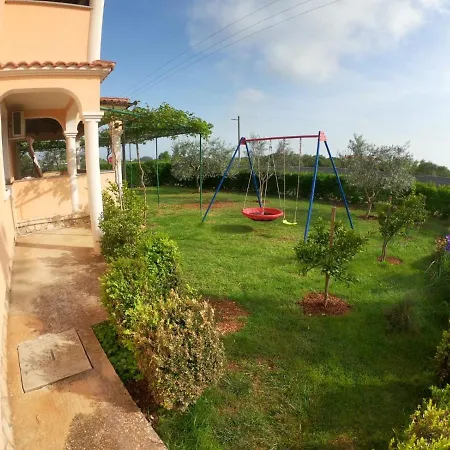 Spacious With Parking&garden Apartment Marcana