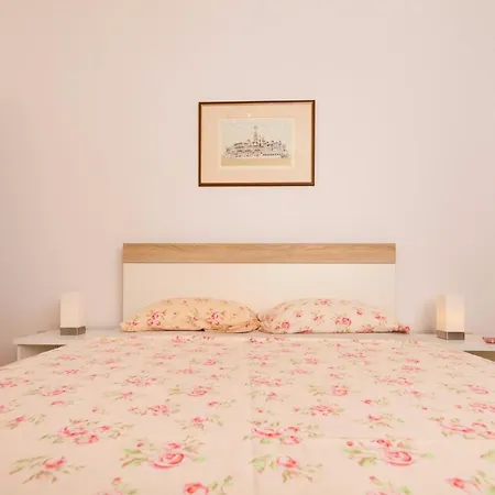 Spacious With Parking&garden Apartment Marcana