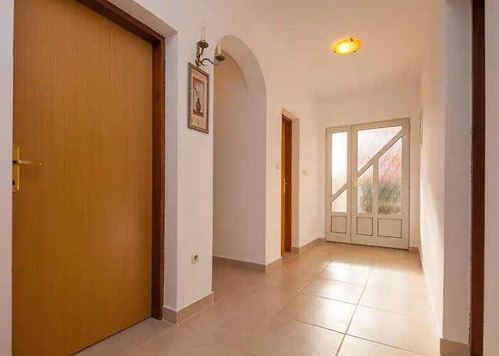 Spacious With Parking&garden *